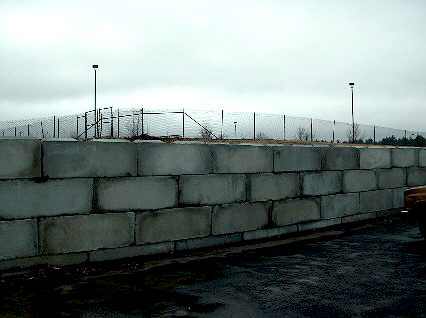 tweeterparkinglotretainingwall0304x430.jpg